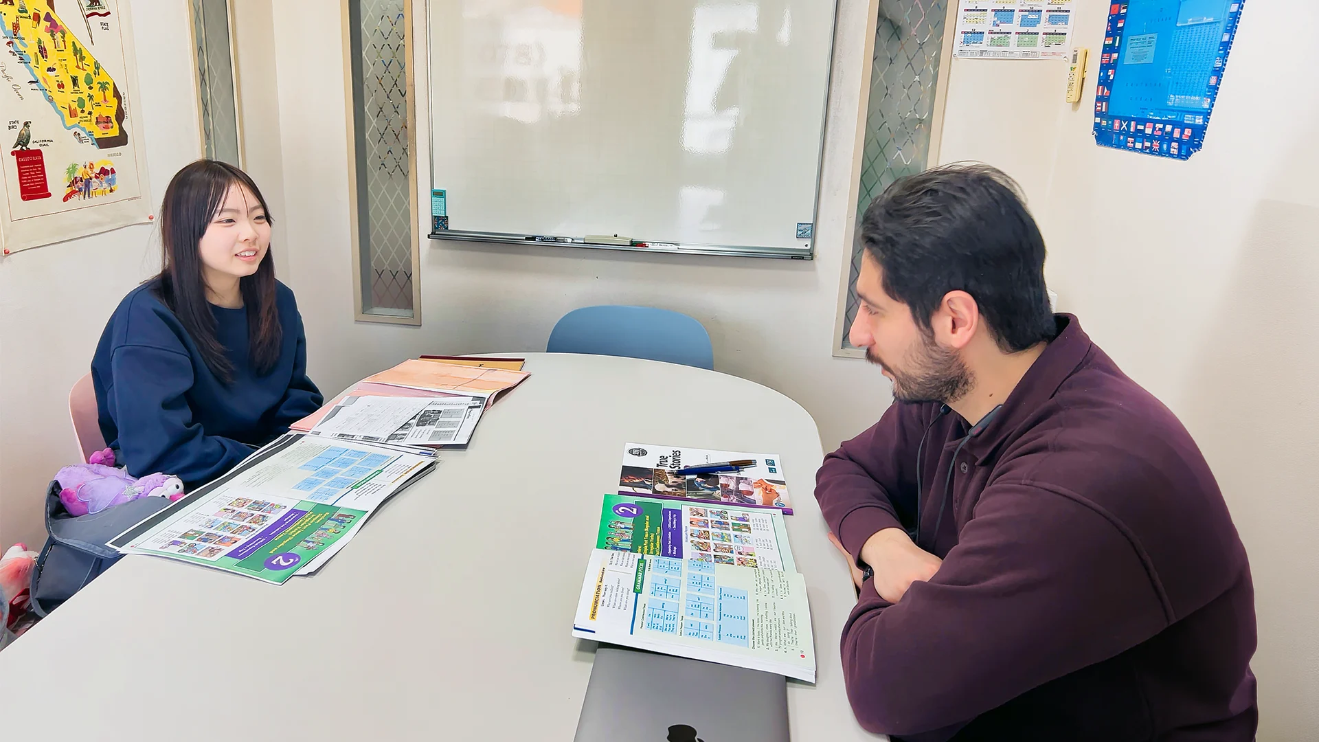 AIE国際高等学校 神戸キャンパスにて、外国人講師と1対1で実践的な英語を学ぶ生徒の個別指導風景。