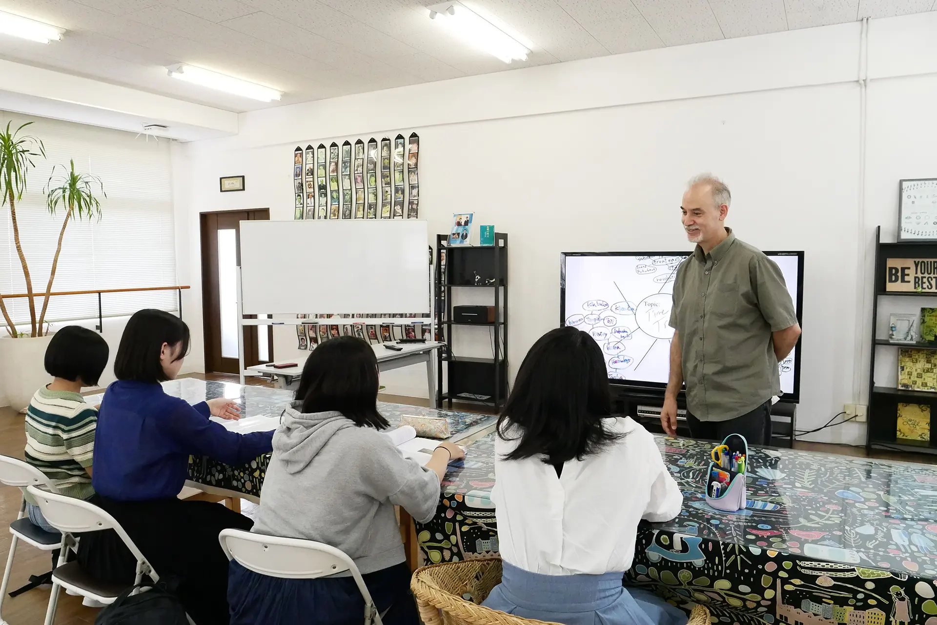 AIE国際高等学校 神戸キャンパスの少人数制クラスで、外国人講師による実践的な英語の授業を受ける生徒たちの様子。